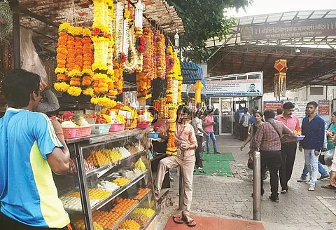 Mumbai : सिद्धिविनायक मंदिरात रविवारपासून नारळ, फुल, प्रसादावर बंदी