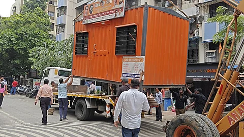 भाईंंदर : शिंदे सेनेच्या कंटेनर शाखांवर कारवाई; उपमुख्यमंत्र्यांच्या स्थगितीनंतरही ९ कंटेनर हलविले