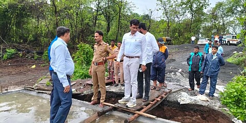 पुलाच्या अपूर्ण कामाचा गावाला फटका; पावसामुळे संपर्क तुटला