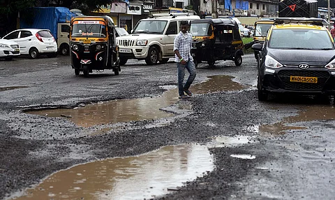 खड्डेच खड्डे चोहीकडे...काँक्रीटीकरणानंतरही मुंबईतील रस्त्यांवर खड्डे