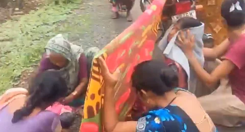वैद्यकीय मदत न मिळाल्याने भररस्त्यात आदिवासी महिलेची प्रसुती; जळगावातील प्रकार, नागरिकांमधून संतप्त प्रतिक्रिया
