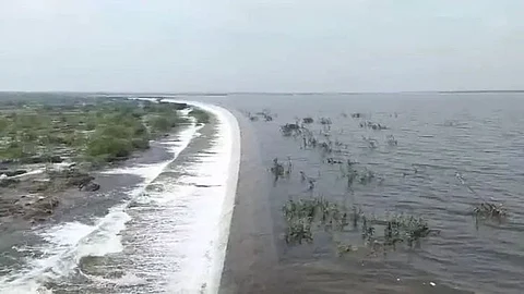 साताऱ्यातील राजेवाडी तलाव 'ओव्हर फ्लो'; ६ दिवसांपासून परिसरात जोरदार पावसाची हजेरी