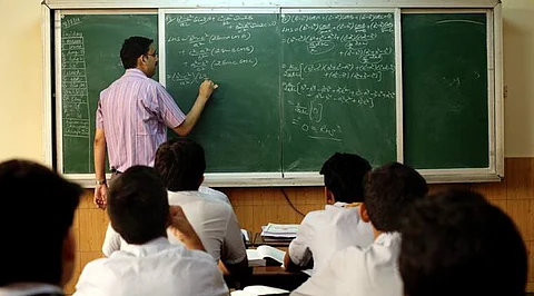 मुंबई शिक्षण उपसंचालकांविरोधात शिक्षकांचा जेलभरो