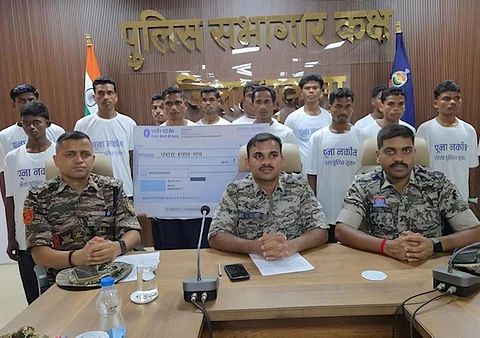 सुकमामध्ये १६ नक्षलवाद्यांचे आत्मसमर्पण; ६ जणांवर होते २५ लाखांचे बक्षीस