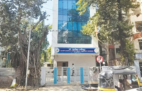 विलेपार्ले येथील आयुर्वेदिक दवाखाना उद्घाटनाच्या प्रतीक्षेत; दोन वर्षांपासून धूळखात पडल्याचा स्थानिकांचा आरोप