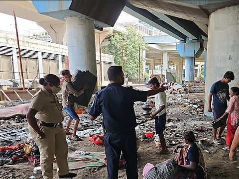 हत्येनंतर मनपाला आली जाग, उड्डाणपुलाखालील बेघरांवर कारवाई