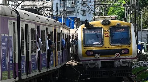 बॅकपॅक व गर्दीच्या दबावामुळे मुंब्रा रेल्वे अपघात?