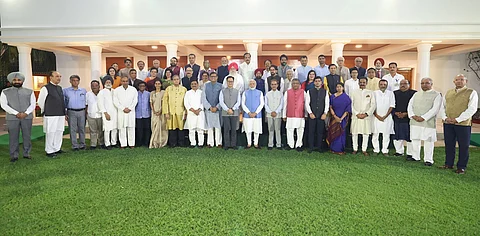 जगभरात पाकिस्तानचा बुरखा फाडला! सर्वपक्षीय शिष्टमंडळांनी घेतली पंतप्रधान मोदींची भेट