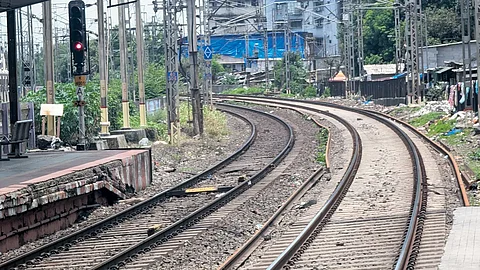 रेल्वे दुर्घटनेचे कारण गुलदस्त्यातच; वळणामुळे दुर्घटना घडली नसल्याचा रेल्वेचा दावा