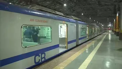 डोंबिवलीत एसी लोकलचे दरवाजे बंद होईनात