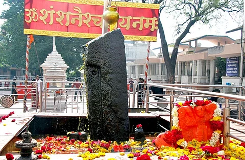 शनिशिंगणापूर देवस्थानकडून १६७ कर्मचाऱ्यांना नारळ; ११४ मुस्लिम कर्मचाऱ्यांचा समावेश