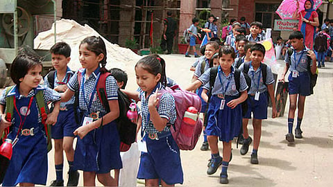 अधिकृत शाळांमध्ये विद्यार्थ्यांच्या समायोजनेसाठी पालिकेची धडपड; दिव्यात शिक्षण विभागाची ९ पथके तैनात, महापालिका शाळांमध्ये दुपारचे सत्रही भरवणार