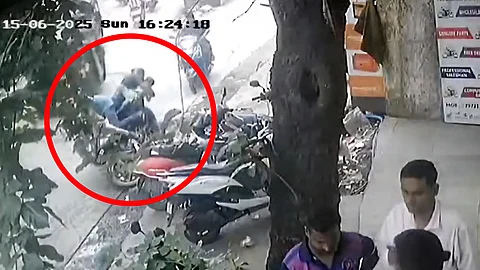 बाळासह दाम्पत्याचा दुचाकीवरील अपघात सीसीटीव्हीत कैद