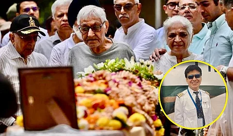 थरथरत्या हाताने वडिलांनी दिला लेकाला शेवटचा निरोप; कॅप्टन सुमित सभरवाल यांच्यावर मुंबईत अंत्यसंस्कार