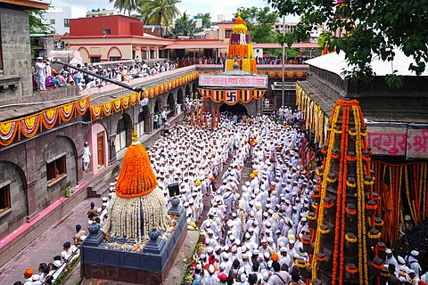 संत तुकारामांच्या पालखीचे पंढरपूरकडे प्रस्थान; मुख्यमंत्री देवेंद्र फडणवीस यांची उपस्थिती