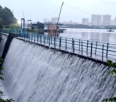 पवई तलाव अखेर ओव्हरफ्लो...
