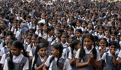 दीड कोटी विद्यार्थ्यांना मोफत गणवेश, बूट; आणखी ५३ कोटींचा निधी वितरीत करण्यास मंजुरी