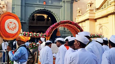 संत गजानन महाराज यांची पालखी सोलापुरात दाखल
