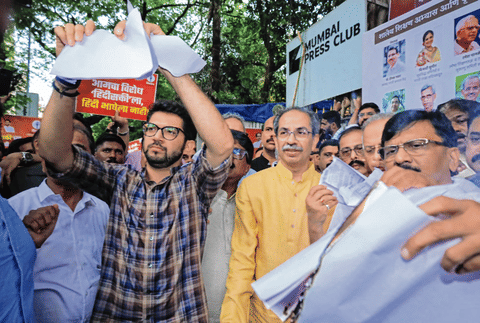 शासन निर्णयाची होळी; मुंबई मराठी पत्रकार संघात उद्धव ठाकरेंसह मनसे नेत्यांची उपस्थिती