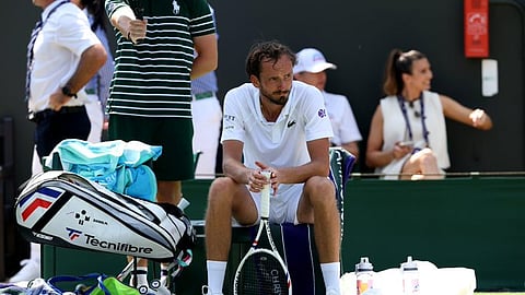 Wimbledon 2025 : मेदवेदेव सलामीलाच गारद; त्सित्सिपासची माघार