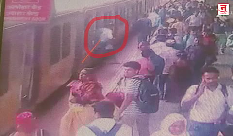 धावत्या लोकलमधून महिलेची उडी; पोलीस जवानाने वाचवले प्राण