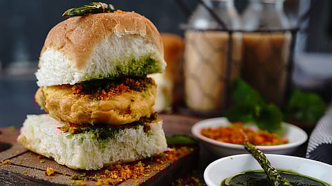 वडापाव, समोसा, कचोरी म्हणजे लठ्ठपणाला आमंत्रण; आरोग्य खाते सर्वत्र फलक लावणार