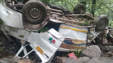 जम्मू-काश्मिरात बस दरीत कोसळली; ५ ठार, १७ जखमी
