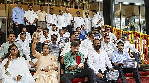 चाचपडते विरोधक, धडपडते सरकार