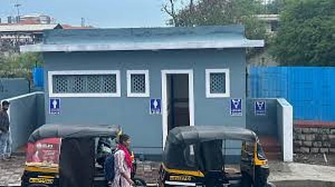 २० कोटींच्या १४ शौचालयांच्या प्रकल्पाला स्थगिती; शहरातील अतिरिक्त आयुक्त दोषी आढळल्यास कारवाई करणार - राहुल नार्वेकर