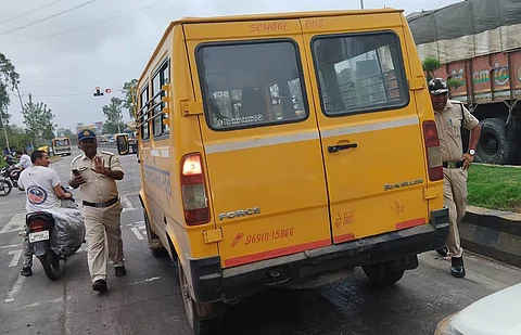 राज्यातील तब्बल ६०% शाळेची वाहतूक करणारी वाहने बेकायदेशीर; परिवहन मंत्र्यांचा धक्कादायक खुलासा