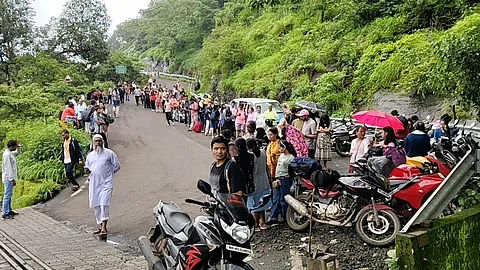 माथेरानमध्ये टॅक्सी बंदचा फटका; पर्यटक तासंतास अडकले, सोशल मीडियावर नाराजीचा विस्फोट