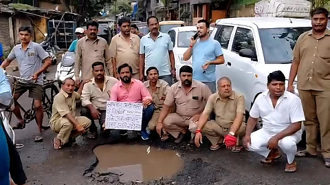 उल्हासनगरात खड्ड्यांमध्ये बसून रिक्षाचालकांचे अनोखे आंदोलन; BMC चा निषेध करत घोषणाबाजी