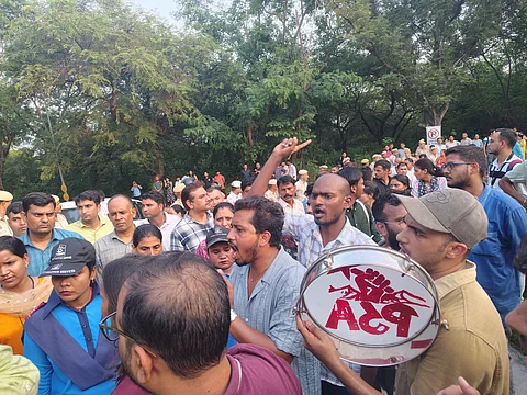 फडणवीस यांच्या विरोधात ‘जेएनयू’त निदर्शने; अध्यासन केंद्राच्या उद्घाटन सोहळ्याला विरोधाचे गालबोट