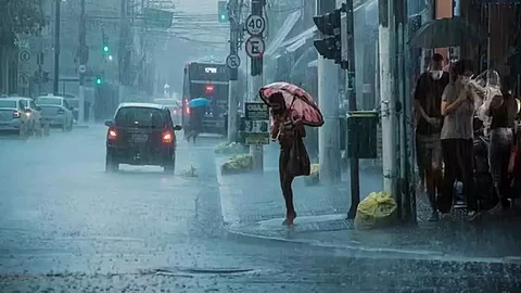 अतिवृष्टीचा इशारा! राज्यातील ८ जिल्ह्यांसाठी आज 'रेड अलर्ट'; मुंबई ठाण्यासह ६ जिल्ह्यांना 'ऑरेंज अलर्ट'