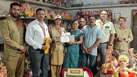 टपाल विभागाच्या अधिकाऱ्यांनी स्वतः अंजनाताईंच्या घरी जाऊन निमंत्रण पत्रिका नुकतीच त्यांना सुपूर्द केली.