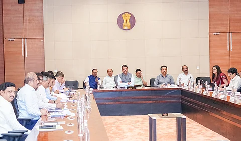 पायाभूत सुविधांचे प्रकल्प तीन वर्षांत पूर्ण करा; मुख्यमंत्री फडणवीस यांचे आदेश; राज्यातील ३३ कामांचा घेतला आढावा