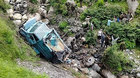 CRPF चे वाहन दरीत कोसळून ३ जवानांचा मृत्यू