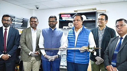 रघुजी भोसले महाराजांची तलवार राज्य सरकारकडे; मंत्री शेलार यांनी लंडनच्या मध्यस्थाकडून घेतली ताब्यात