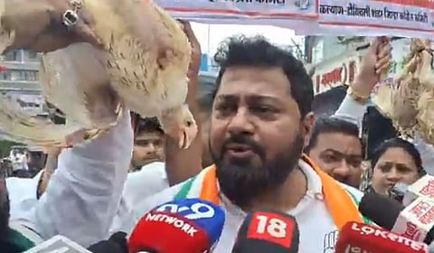 KDMC वर आंदोलकांचा थेट कोंबडी मोर्चा; मांसबंदी आदेशाविरोधात विरोधकांचे आंदोलन