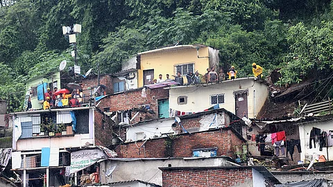 Mumbai : गाढ झोपेत असतानाच कोसळली दरड; बाप-लेक जागीच ठार, मुसळधार पावसामुळे विक्रोळीत दुर्घटना