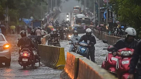 मुंबईत मुसळधार पावसाचा तडाखा, IMD चा रेड अलर्ट