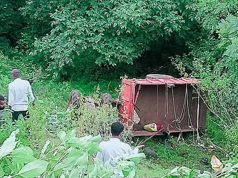 Nashik : संभाजीनगर जिल्ह्यातील भाविकांचा ट्रॅक्टर नांदगावजवळ दरीत कोसळला; दोन महिला ठार; १३ जण जखमी