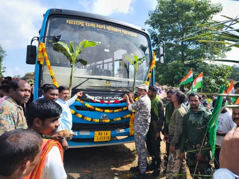 गडचिरोली : अतिदुर्गम गावात स्वातंत्र्यानंतर पहिल्यांदाच पोहचली बस; पोलिसांच्या पुढाकाराने १५ दुर्गम गावांसाठी बससेवा, गावकऱ्यांचा जल्लोष