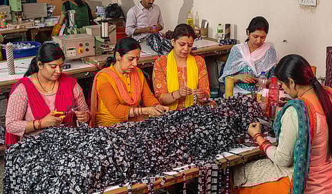 आता दररोज १३ तास काम! वाढीव तास काम करण्यास मुभा; महिलांना रात्रीच्या शिफ्टसाठी परवानगी