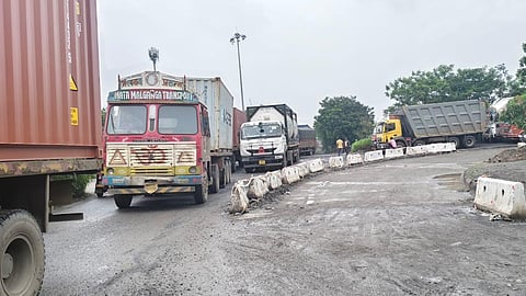 मराठा आरक्षण आंदोलनामुळे JNPAमहामार्गावर वाहतूककोंडी; सर्वसामान्यांसह वाहतूकदारांना भुर्दंड