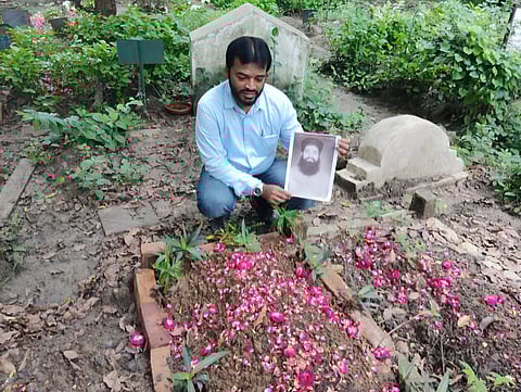 Mumbai : कबरीवर नातेवाईकांनी वाचला निर्दोष सुटकेचा आदेश...