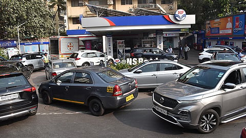 वाहनचालकांना आवाहन; जादा इंधन खरेदी टाळण्याची सरकारी पेट्रोल कंपन्यांची सूचना