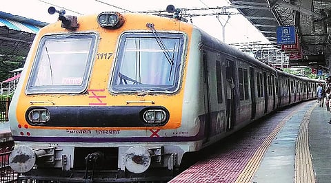 Mumbai : हार्बर मार्गावर साडेचौदा तासांचा ब्लॉक; शनिवार रात्री ते रविवारी दुपारपर्यंत वडाळा रोड - मानखुर्द दरम्यान लोकल बंद