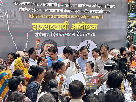 भारत-पाकिस्तान सामना : शिवसेना ठाकरे गटाची महिला आघाडी रस्त्यावर; 'माझं कुंकू, माझा देश' आंदोलन, पंतप्रधान मोदींना पाठवलं 'सिंदूर'
