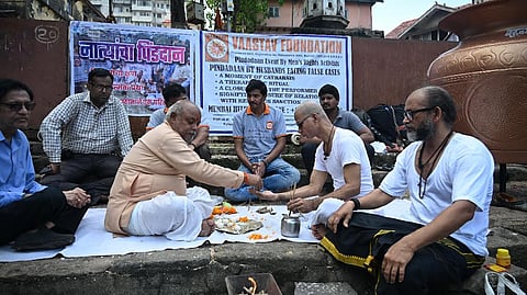 दुरावलेल्या पत्नीसाठी पुरुषांनी केले पिंडदान; ‘वास्तव फाऊंडेशन’चा ‘नात्यांचे पिंडदान’ उपक्रम